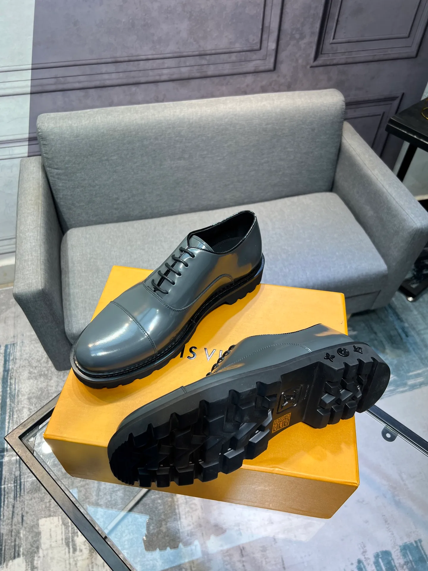 Men's shoes 💰820 [LV] - High-end quality - Upper: 🔝 tumbled cowhide, Nappa cowhide, brand logo sewn on shoe body - Lining: cowhide, foot pads; water-dyed cowhide - Outsole: TPR·rubber foam; two-color molded outsole -Super high quality control·Fine workmanship: highlighted (high-end·luxury·grade) -Size: 39-44 (38 45 can be customized)